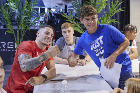 Los gimnastas del equipo olímpico firmaron autógrafos en el Navarra Arena.