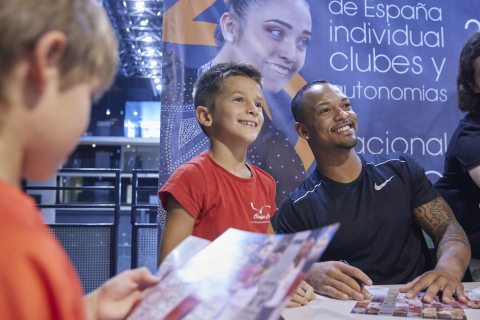 Los gimnastas del equipo olímpico firmaron autógrafos en el Navarra Arena.