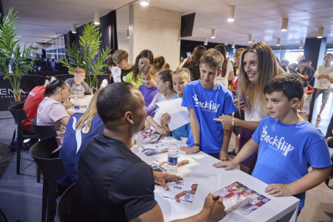 Los gimnastas del equipo olímpico firmaron autógrafos en el Navarra Arena.