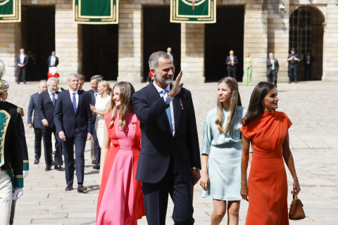 Los reyes, la princesa de Asturias y la infanta Sofía asisten a la ofrenda al apóstol Santiago