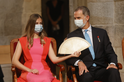 Los reyes, la princesa de Asturias y la infanta Sofía asisten a la ofrenda al apóstol Santiago
