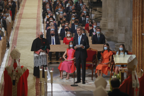 Los reyes, la princesa de Asturias y la infanta Sofía asisten a la ofrenda al apóstol Santiago