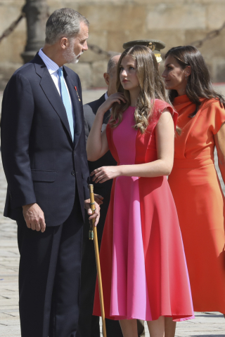 Los reyes, la princesa de Asturias y la infanta Sofía asisten a la ofrenda al apóstol Santiago