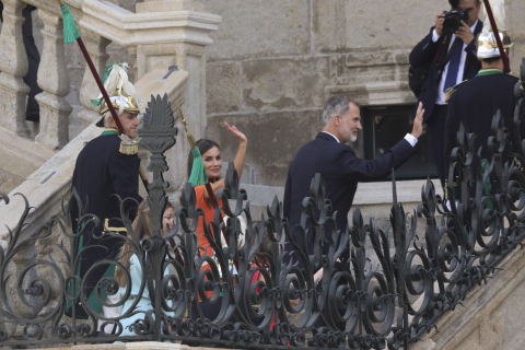 Los reyes, la princesa de Asturias y la infanta Sofía asisten a la ofrenda al apóstol Santiago