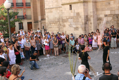 Performance 'Tentere nublo' por las calles de Tudela
