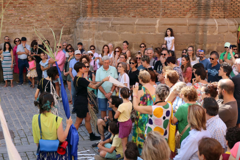 Performance 'Tentere nublo' por las calles de Tudela