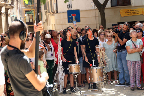 Performance 'Tentere nublo' por las calles de Tudela