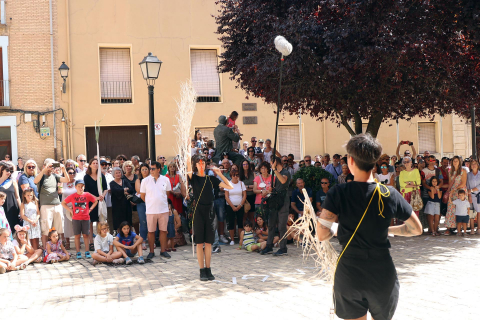 Performance 'Tentere nublo' por las calles de Tudela