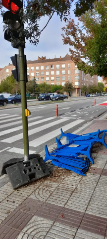 Así llevan dos meses estas vallas y el bache en la avenida del Sadar