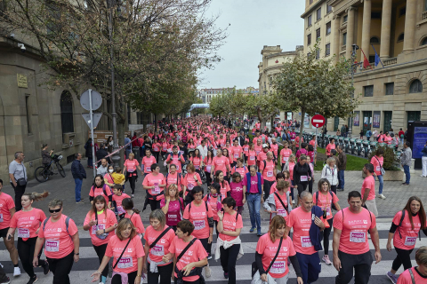Imágenes de la XI Carrera Solidaria contra el Cáncer de Mama en Pamplona