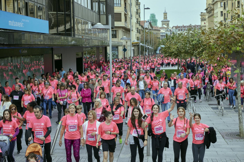 Imágenes de la XI Carrera Solidaria contra el Cáncer de Mama en Pamplona