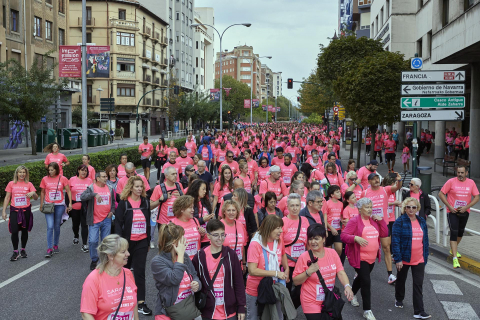 Imágenes de la XI Carrera Solidaria contra el Cáncer de Mama en Pamplona