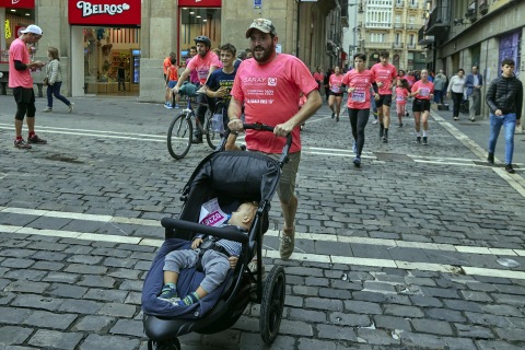 Imágenes de la XI Carrera Solidaria contra el Cáncer de Mama en Pamplona