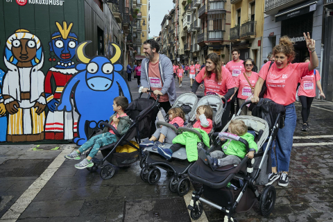 Imágenes de la XI Carrera Solidaria contra el Cáncer de Mama en Pamplona
