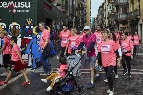 Imágenes de la XI Carrera Solidaria contra el Cáncer de Mama en Pamplona