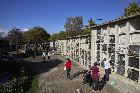 Fotos del día de Todos los Santos en el cementerio de Pamplona.