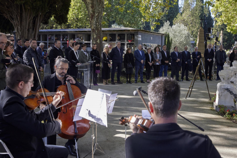 Fotos del día de Todos los Santos en el cementerio de Pamplona.