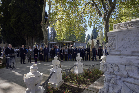Fotos del día de Todos los Santos en el cementerio de Pamplona.