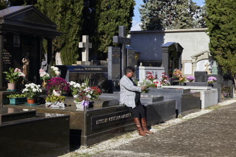Fotos del día de Todos los Santos en el cementerio de Pamplona.