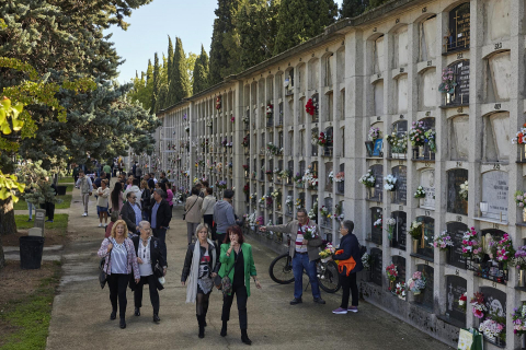 Fotos del día de Todos los Santos en el cementerio de Pamplona.