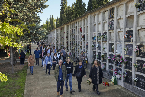Fotos del día de Todos los Santos en el cementerio de Pamplona.