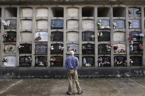 Fotos del día de Todos los Santos en el cementerio de Pamplona.