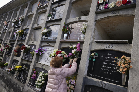 Fotos del día de Todos los Santos en el cementerio de Pamplona.