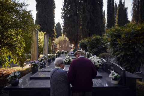 Fotos del día de Todos los Santos en el cementerio de Pamplona.