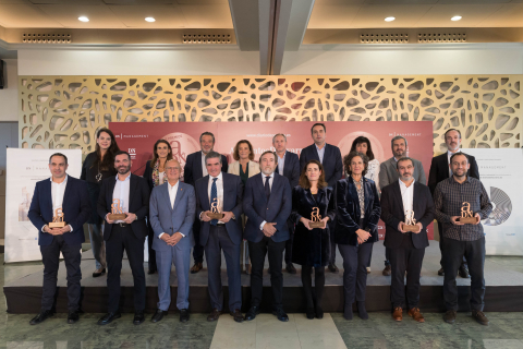 Premiados y autoridades, de izq. a dcha.: detrás; Elena González Pérez (Directora Comercial Leclerc), Isabel Moreno Bartolomé (Caixabank), José Mª Agramonte Aguirre (Presidente Bardenas), Isabel Peñaranda (Directora Territorial ICEX), José Manuel Erro Miranda (Director General Grupo La Información), Diego Galilea San Martín (Director Alinar), Mari Carmen Garde Segura (Miembro del Jurado), Unai Navarro (Coca Cola), y Mauricio García de Quevedo (Director FIAB). Delante; Javier Campo Blanco (Conservas Pedro Luis), Sergio Beni Solans (Director Benis Food), Bernardo Ciriza Pérez (Consejero Cohesión Territorial), Benito Jiménez Cambra (CEO Congelados de Navarra), Luis Colina Laborda (Presidente Consejo de Administración Grupo La Información), Berta Anaut Benito (Gerente Antonio Anaut), Itziar Gómez López (Consejera Desarrollo Rural), José Barberena Olagüe (Director Almameat) y Xabier Sanz Larrea (Viña Zorzal Wines).