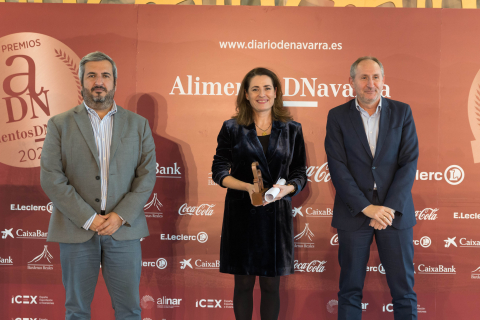 De izq. a dcha.: Unai Navarro (Coca Cola), Berta Anaut Benito (Gerente Antonio Anaut) y José Manuel Erro Miranda (Director General Grupo La Información).