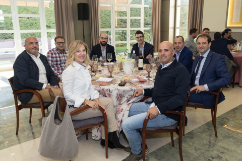 De izq. a dcha.: Isabel Violade Pérez (Directora Comercial Cat), Fernando Anel Juan (Jefe de Comunicación de Coca Cola), Javier Colio Gutiérrez (Director Técnico Viña Zorzal Wines), José Miguel Sánchez (Consultor Marketing Brandok), Rubén Elizari Sola (Relaciones Corporativas AIN), Pavel Dimas Toledo (Congelados de Navarra), Rafael Alcaide (Director de Caixabank), Álvaro Medrano Muñoz (Director de Producción de Conservas Medrano).