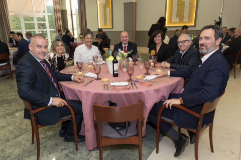 De izda. a dcha.: Félix Zapatero Soria (Bardenas), Arancha Zuazu Cristo (Brandok), Txema Pinto (Carambola Marketing), Jesús Marín Fuentes (Aceites Urzante), Myriam Ariz Gorriz (Congelados de Navarra), Miguel Sanz Sesma (ex presidente del Gobierno de Navarra) y Javier Larrañaga Buttini (CaixaBank).