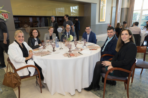 De izquierda a derecha: Maite Bazán Álvarez (Martiko), Kuca Oficialdegui (Gutarra), Maite Ilundain Echeverria (Lácteos Goshua), Alberto Catalán Higueras (senador UPN), Antonio Ariz (Pastas Antonio Anaut), Juanma Garro Redín (Lacturale) y Maite Pérez Jiménez (Brandok).