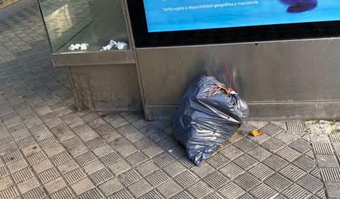 Bolsa de basura que lleva dos semanas junto a la marquesina de Conde Oliveto, 5