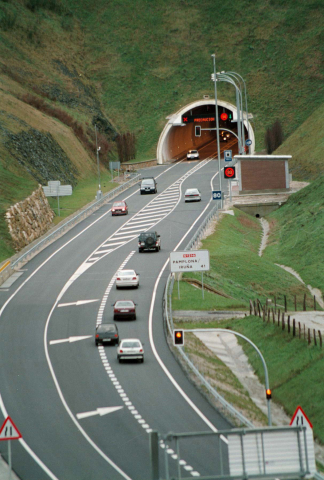 Primeros usuarios del túnel de Belate, en una foto de archivo de Diciembre de 1997.