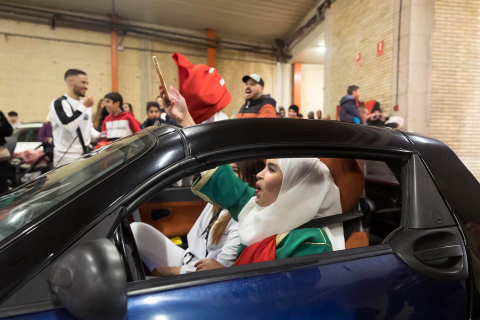 Marroquíes en Tudela ven el Marruecos-España en un bar y celebran el pase de su selección a cuartos de final de Catar 2022 tras vencer en la tanda de penaltis