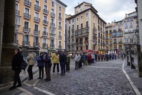 Fotos de las colas para recoger el calendario municipal de Pamplona