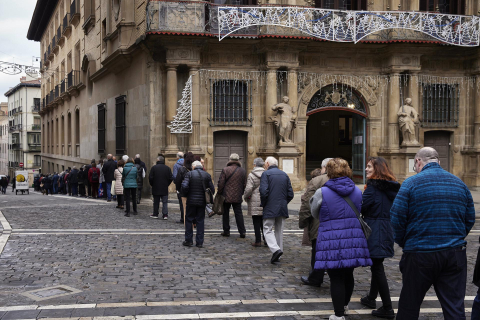 Fotos de las colas para recoger el calendario municipal de Pamplona