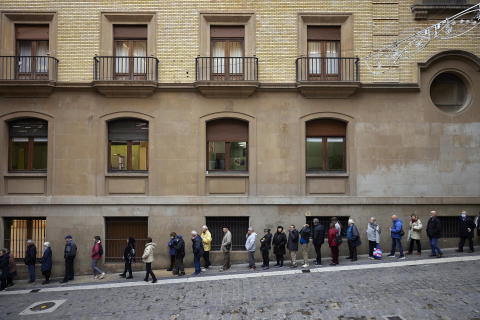 Fotos de las colas para recoger el calendario municipal de Pamplona
