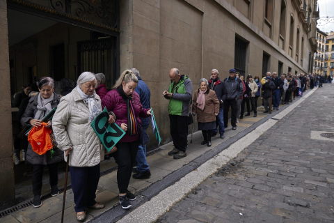 Fotos de las colas para recoger el calendario municipal de Pamplona