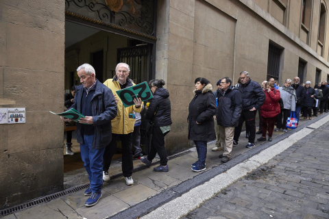 Fotos de las colas para recoger el calendario municipal de Pamplona