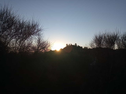El sol asomándose sigilosamente en Artazu