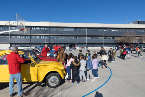 Alumnos de 1º de Primaria del Huertas Mayores de Tudela ponen en práctica el aprendizaje en automóviles clásicos de la Asociación San Fermín de Pamplona.