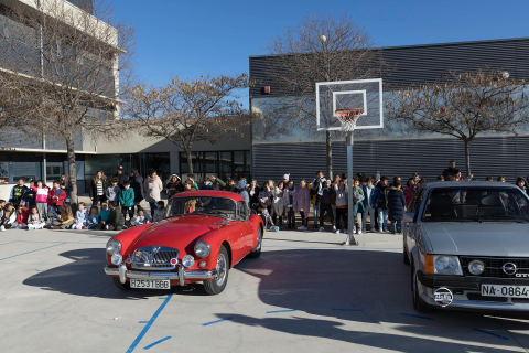 Alumnos de 1º de Primaria del Huertas Mayores de Tudela ponen en práctica el aprendizaje en automóviles clásicos de la Asociación San Fermín de Pamplona.