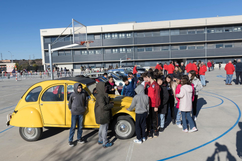 Alumnos de 1º de Primaria del Huertas Mayores de Tudela ponen en práctica el aprendizaje en automóviles clásicos de la Asociación San Fermín de Pamplona.