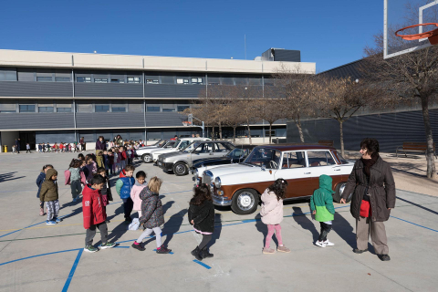 Alumnos de 1º de Primaria del Huertas Mayores de Tudela ponen en práctica el aprendizaje en automóviles clásicos de la Asociación San Fermín de Pamplona.