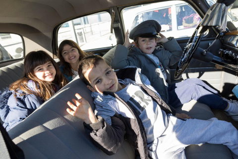 Alumnos de 1º de Primaria del Huertas Mayores de Tudela ponen en práctica el aprendizaje en automóviles clásicos de la Asociación San Fermín de Pamplona.