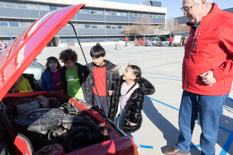 Alumnos de 1º de Primaria del Huertas Mayores de Tudela ponen en práctica el aprendizaje en automóviles clásicos de la Asociación San Fermín de Pamplona.