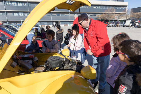 Alumnos de 1º de Primaria del Huertas Mayores de Tudela ponen en práctica el aprendizaje en automóviles clásicos de la Asociación San Fermín de Pamplona.