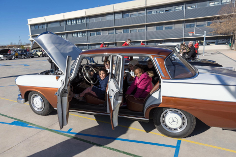 Alumnos de 1º de Primaria del Huertas Mayores de Tudela ponen en práctica el aprendizaje en automóviles clásicos de la Asociación San Fermín de Pamplona.